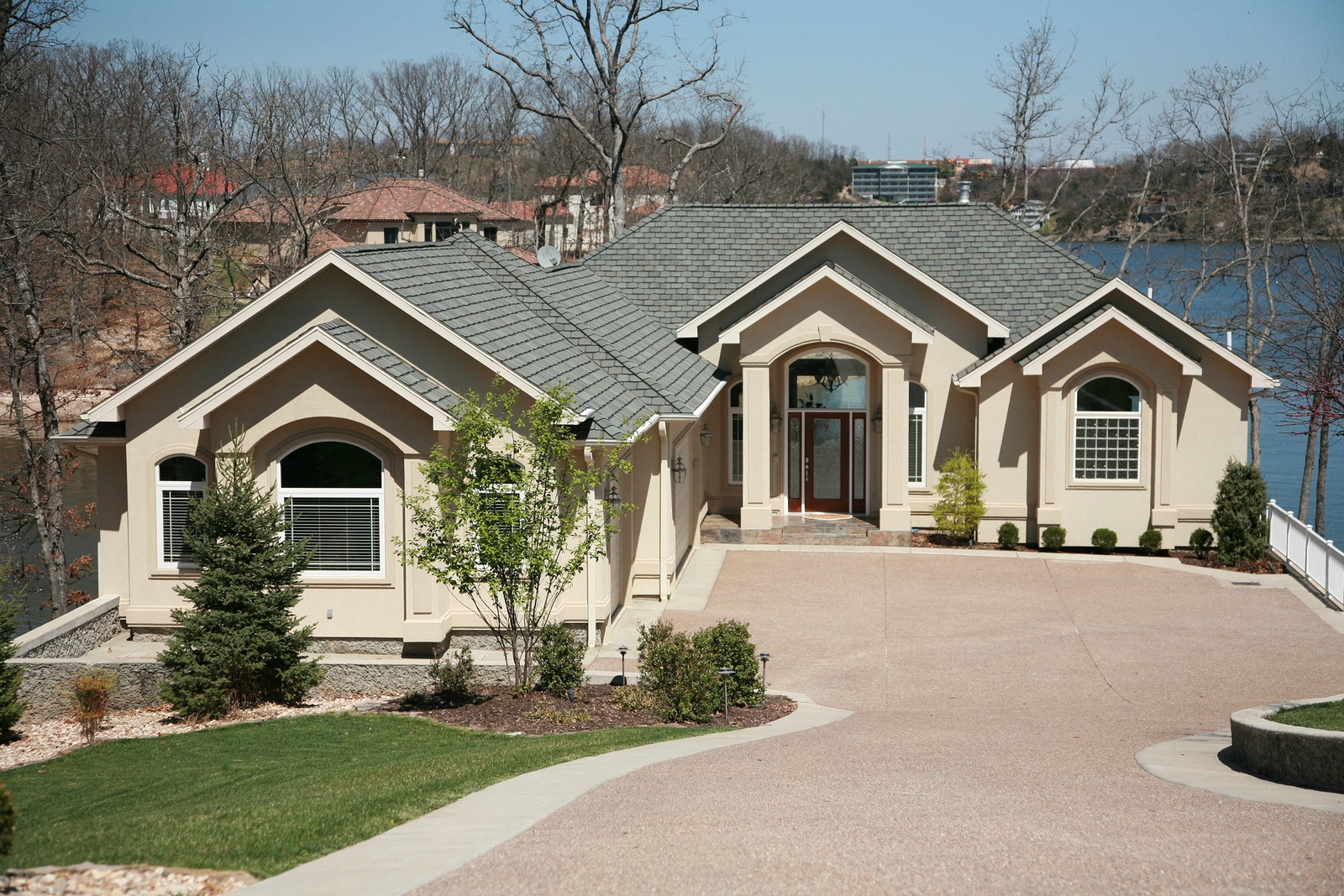 What is the Difference Between Stucco and Plaster?